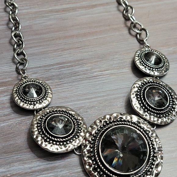 Jewelry - Short silver necklace with black rhinestone 444